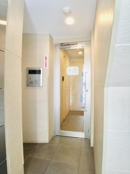 27/29 エントランス