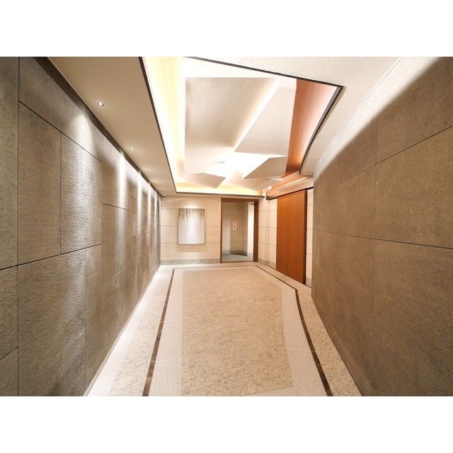 19/27 エントランス