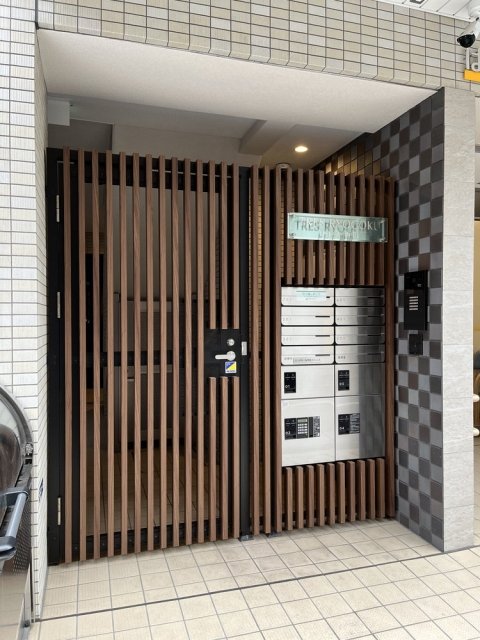 22/23 エントランス