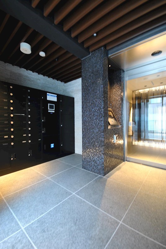 28/30 エントランス