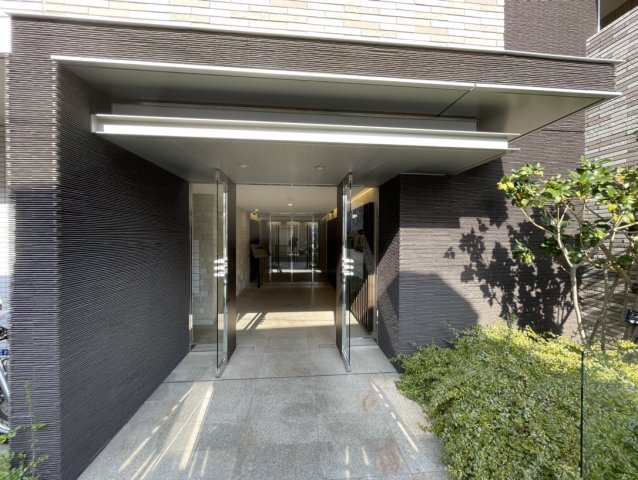 26/27 エントランス