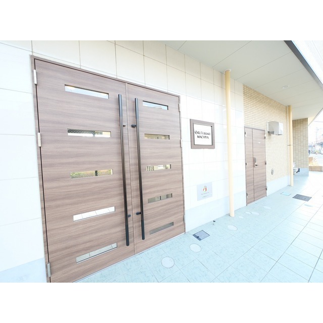 22/26 エントランス