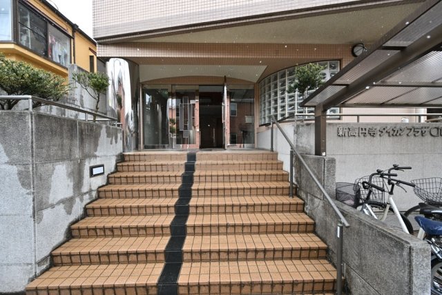 23/30 エントランス