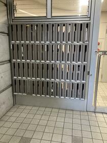 16/16 エントランス