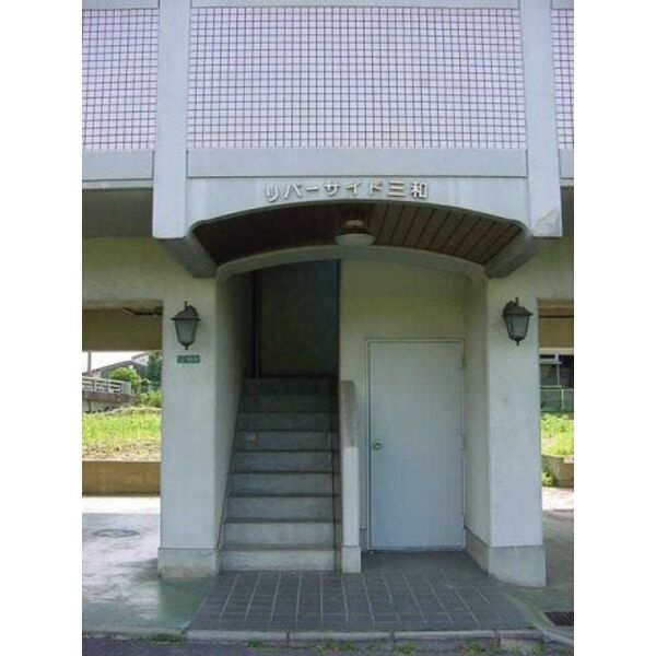 13/14 エントランス