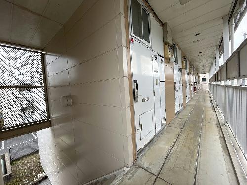 13/14 エントランス