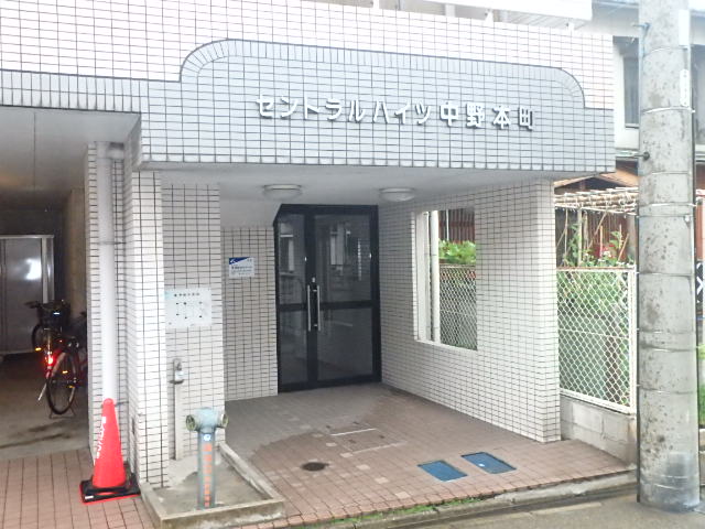 22/27 エントランス