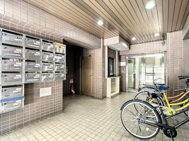 26/27 エントランス