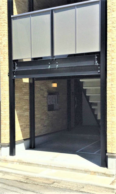 22/27 エントランス