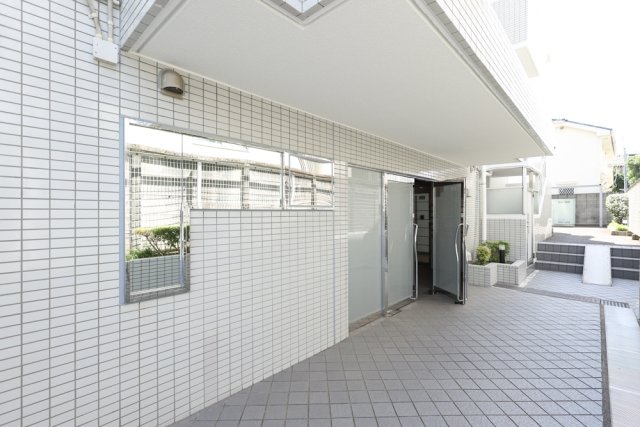 26/28 エントランス