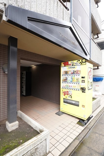 18/27 エントランス