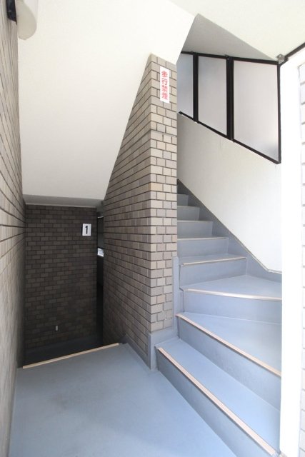 16/16 エントランス