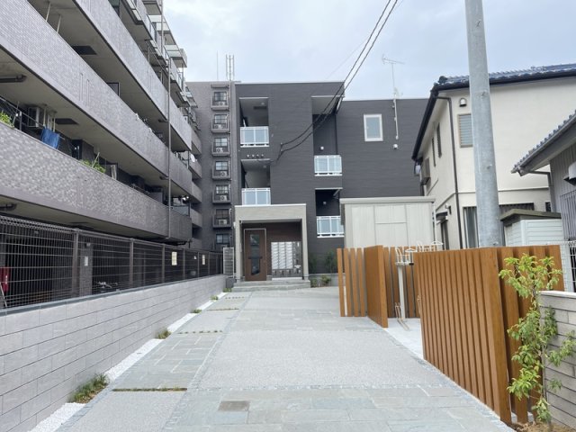 22/23 エントランス