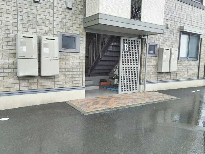 19/27 エントランス