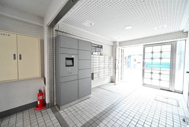 27/28 エントランス