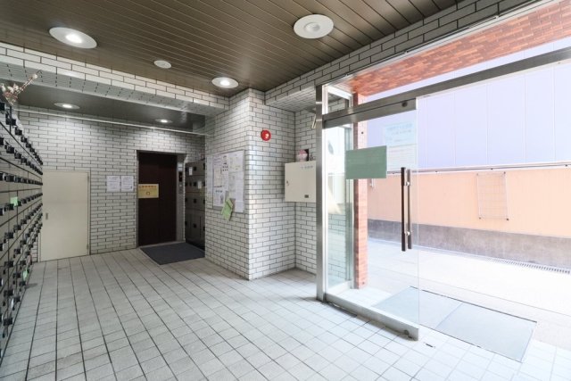 26/27 エントランス