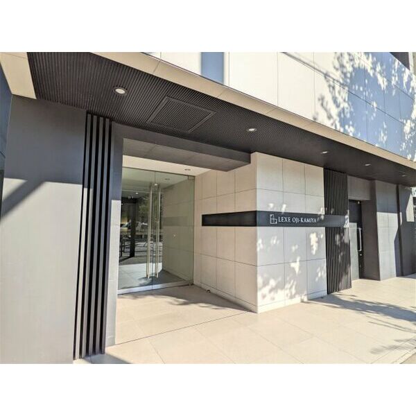 13/18 エントランス