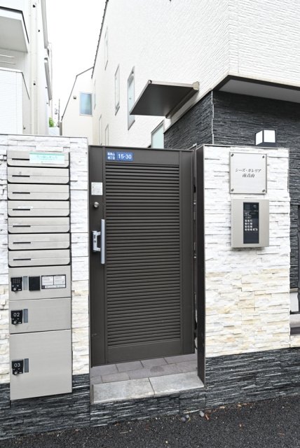 27/28 エントランス