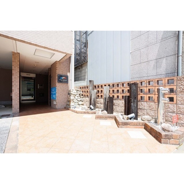 27/27 エントランス