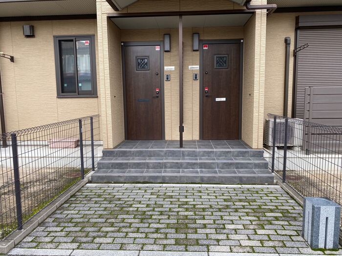 19/27 エントランス