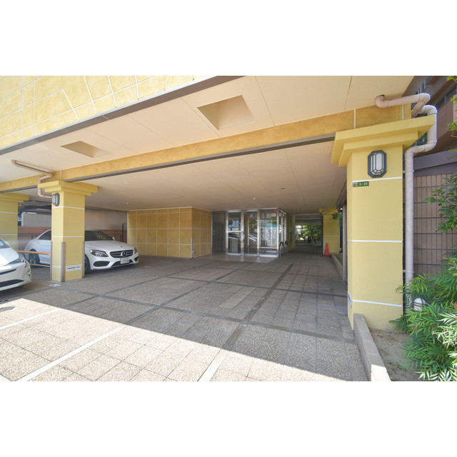 27/30 エントランス