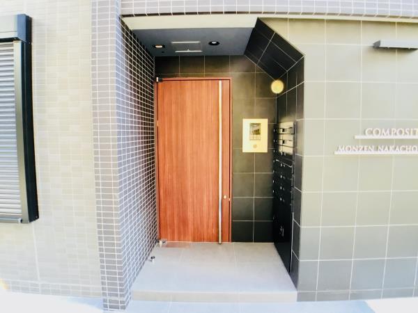 23/27 エントランス