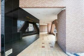 16/23 エントランス