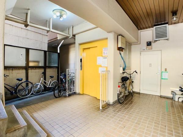 24/30 エントランス