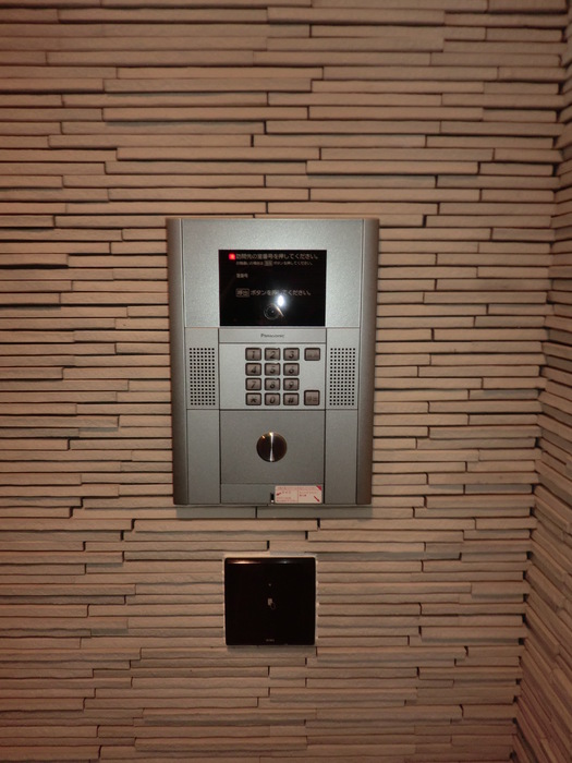 16/23 エントランス