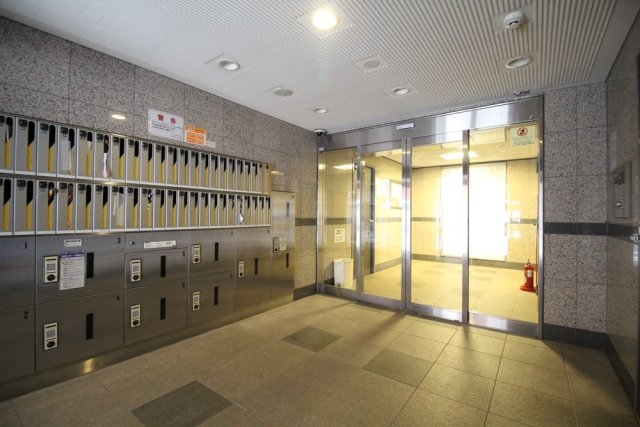 27/28 エントランス