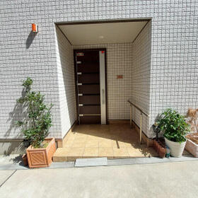 16/19 エントランス