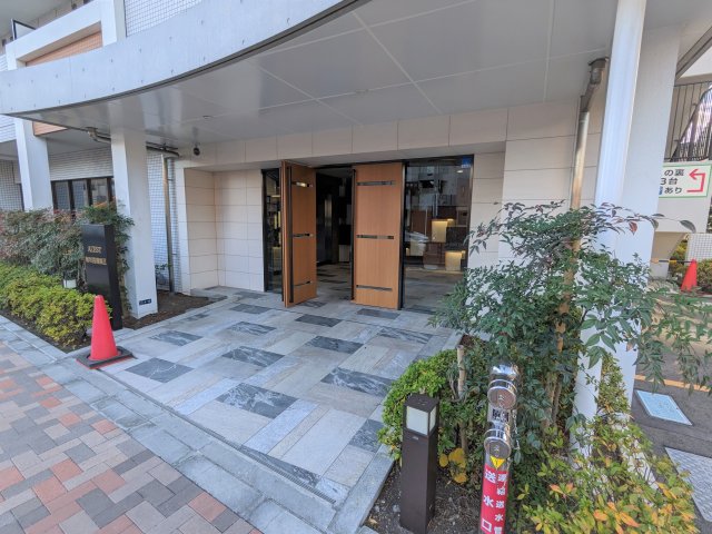 23/30 エントランス