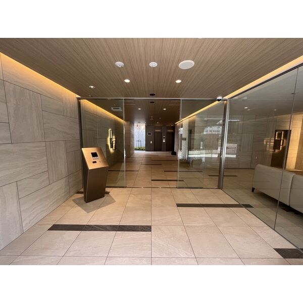 18/19 エントランス