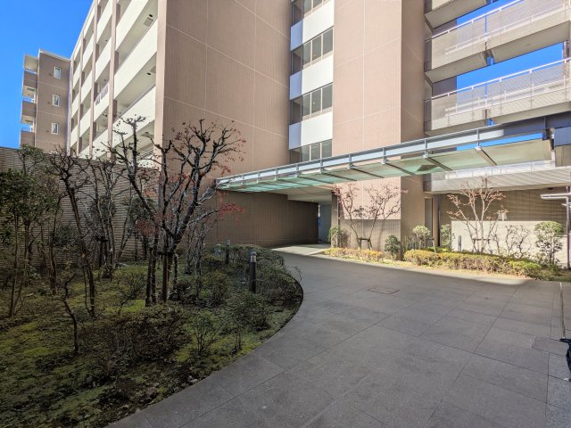 27/30 エントランス