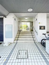 16/23 エントランス