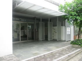 16/16 エントランス