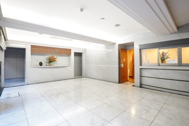 22/28 エントランス