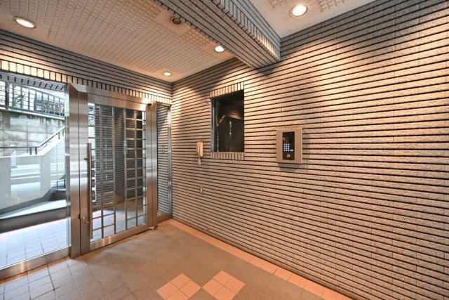 18/29 エントランス