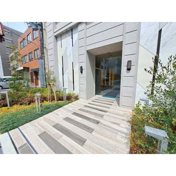 18/23 エントランス