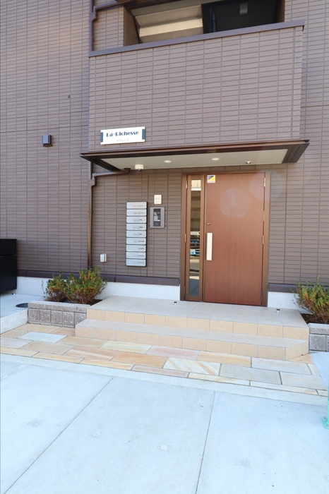 19/30 エントランス