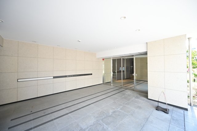 27/28 エントランス