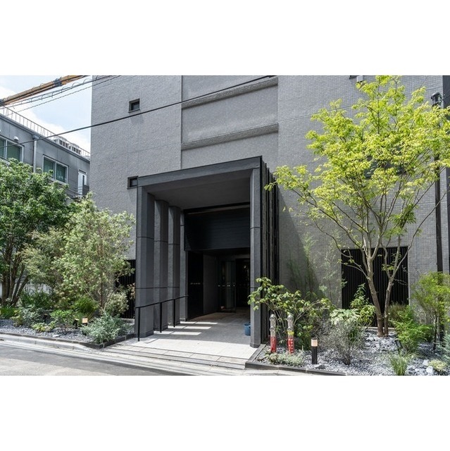 20/21 エントランス