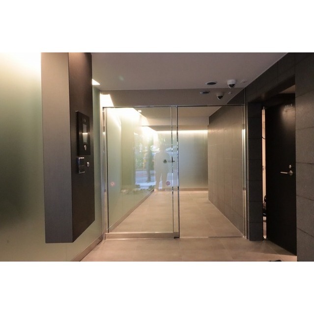 16/23 エントランス