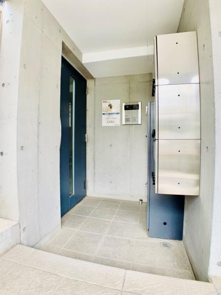 27/30 エントランス