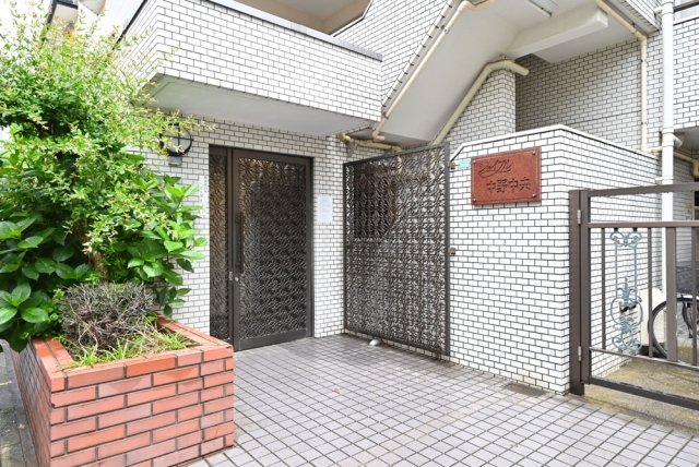 16/27 エントランス