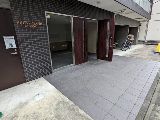 20/20 エントランス