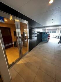 20/21 エントランス