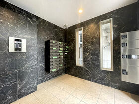 16/16 エントランス