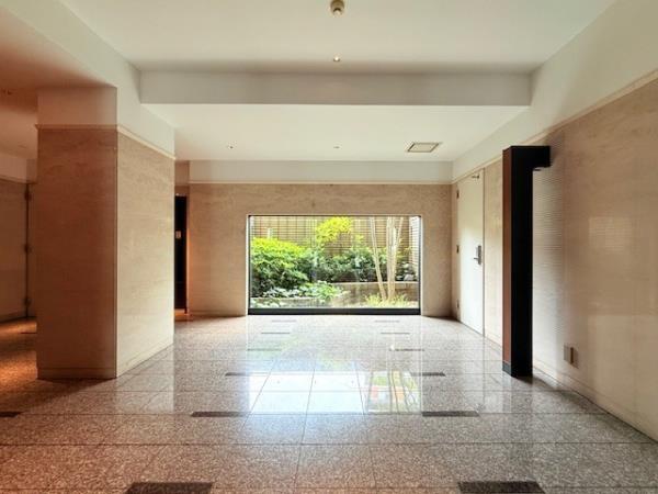 26/29 エントランス