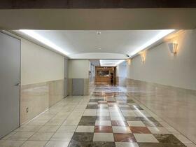 16/23 エントランス